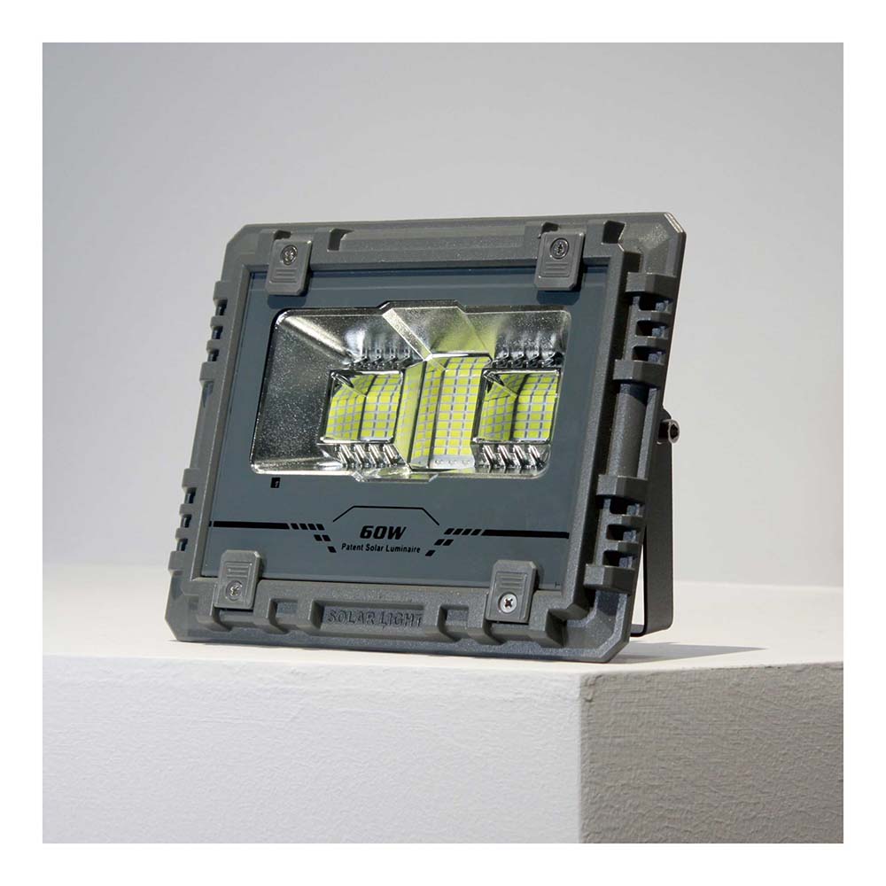 solar led flood light 60w.jpg